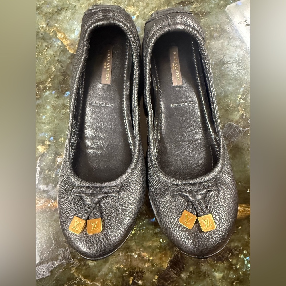 LOUIS VUITTON BLACK LEATHER FLAT BALLERINA

NWOB Never Worn No defects to note